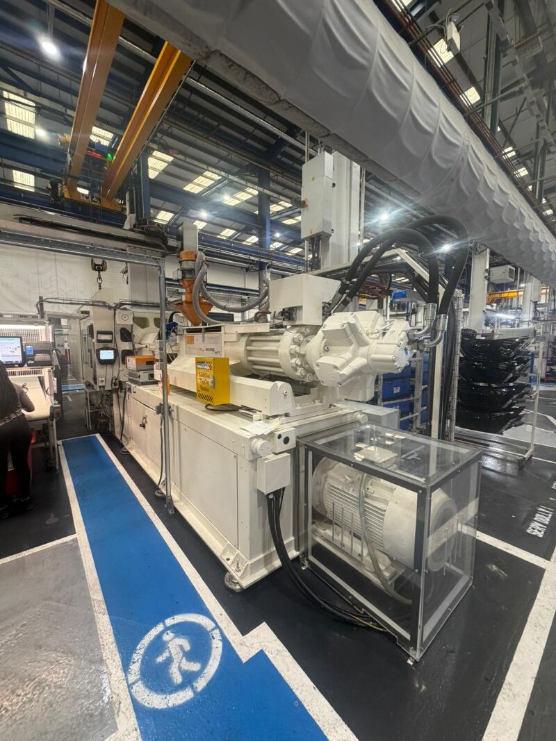 Used SANDRETTO MEGA T  4435  610 injection moulding machine