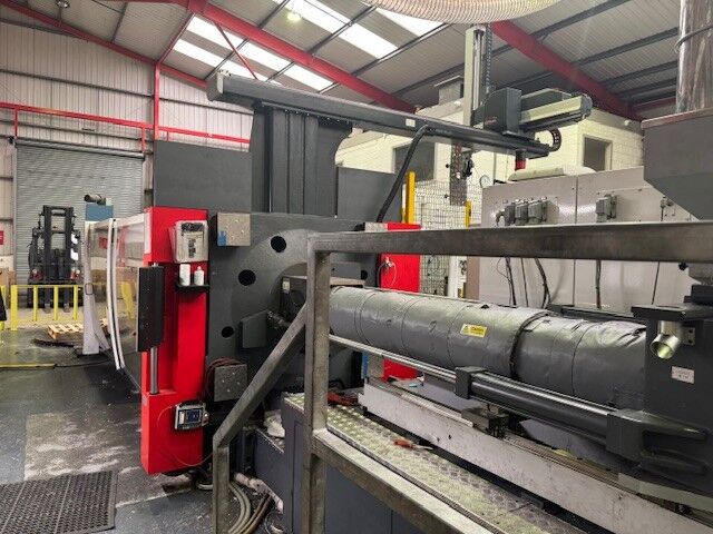 Used NEGRI BOSSI VECTOR 8000H-8400 injection moulding machine