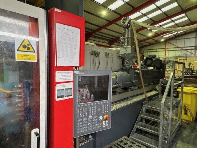 Used NEGRI BOSSI VECTOR 8000H-8400 injection moulding machine