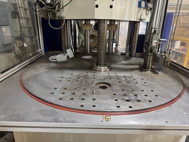 Used BATTENFELD VM ROTARY 150-750 R1520 injection moulding machine