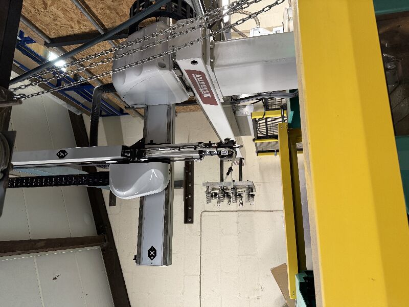 Used Arburg ALLROUNDER  570 E 2000 - 800 injection moulding machine