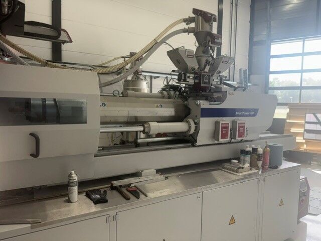 Used WITTMANN BATTENFELD SmartPower 3002250 injection moulding machine