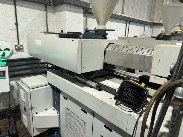 Used ROMI EN 370 injection moulding machine
