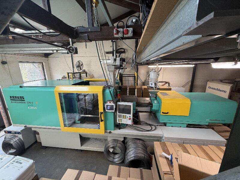Used Arburg ALLROUNDER  570 E 2000 - 800 injection moulding machine